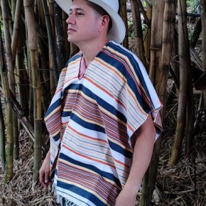 Poncho artesanal corto colores